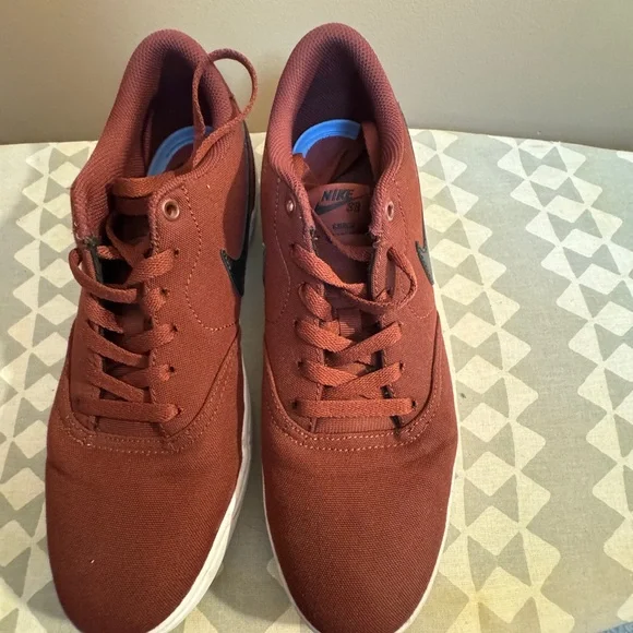 Nike maroon skate shoe - Picture 2 of 5